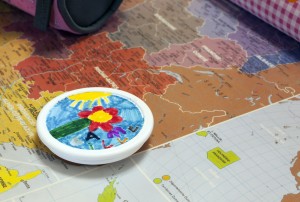 La patère anti-poux est personnalisable par l'enfant qui colorie la gommette collée au centre de la pastille