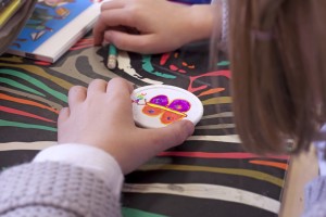 La patère anti-poux est personnalisable par l'enfant qui colorie la gommette collée au centre de  la pastille