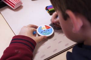 La patère anti-poux est personnalisable par l'enfant qui colorie la gommette collée au centre de  la pastille
