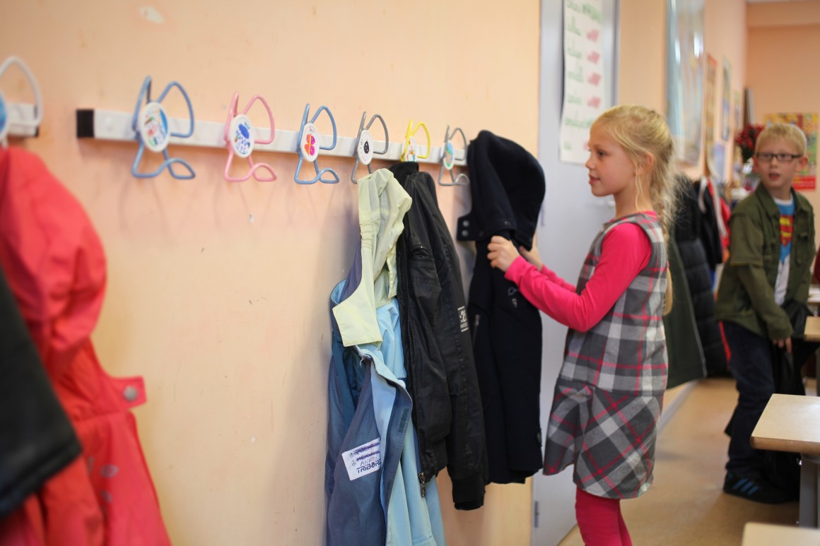 Le porte-manteau anti-poux s'adapte parfaitement aux besoins des écoles et des crèches