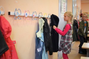 ANTI-LICE COAT RACK with a LICE-REPELLENT disc
